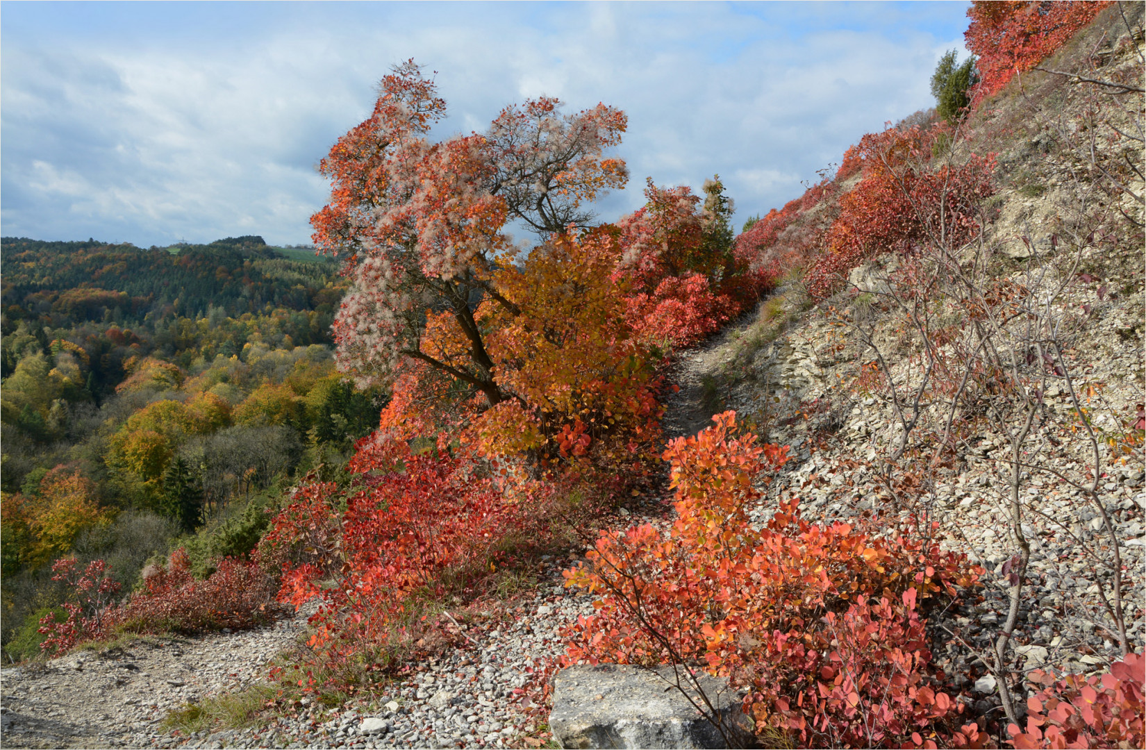 Steilhang in Rot